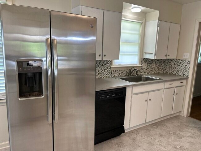 Foto del edificio - 5151 White Cliff Dr