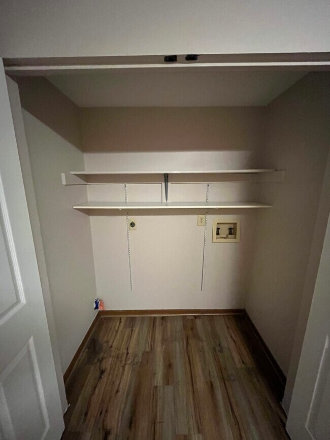 Washer & Dryer Hookup. - 1540 Windridge Pl
