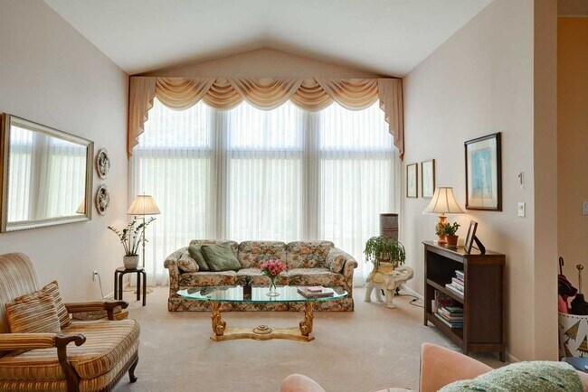 Foto del edificio - A Must See Spacious Home Located in NW Cor...