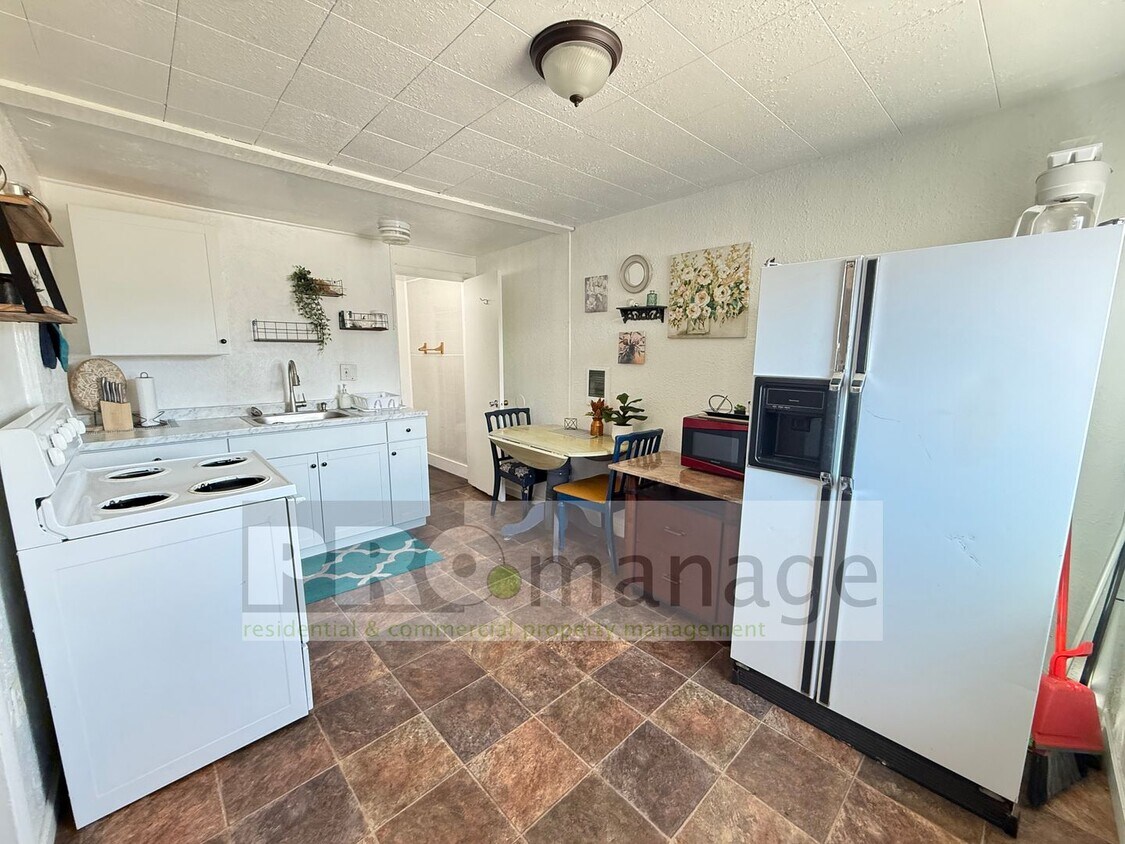 Primary Photo - 233 E 1st St