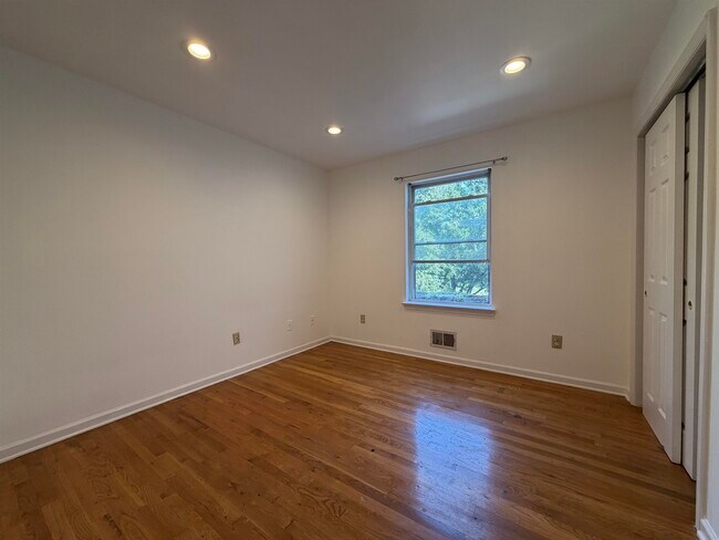 Foto del edificio - 122 Logan Ave
