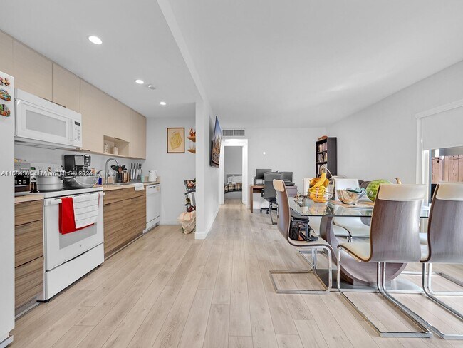 Foto del edificio - 4460 NW 79th Ave