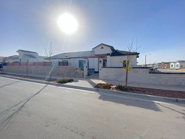 Foto del edificio - East El Paso 4 bed 2 Bath Refrig A/C w/Solar Panels and Outdoor Bar!