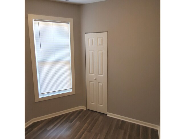 Foto del edificio - 4920 W Potomac Ave