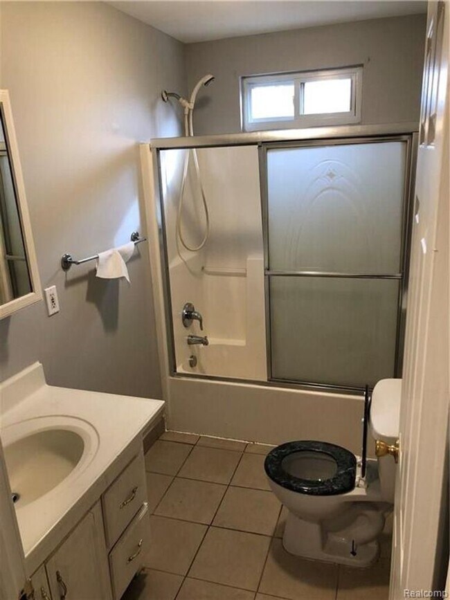 Building Photo - Welcome to this charming 3-bedroom, 1-bath...