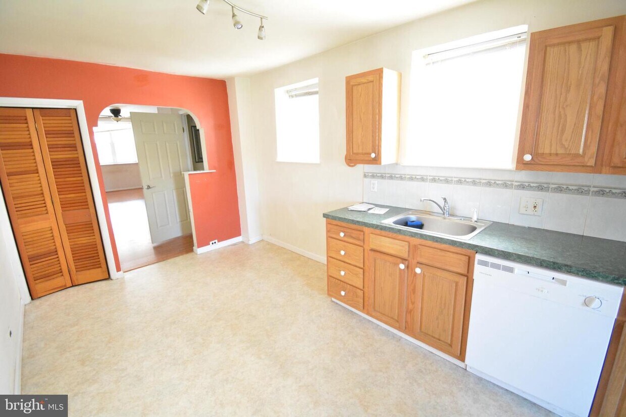 Primary Photo - 261 Lauriston St