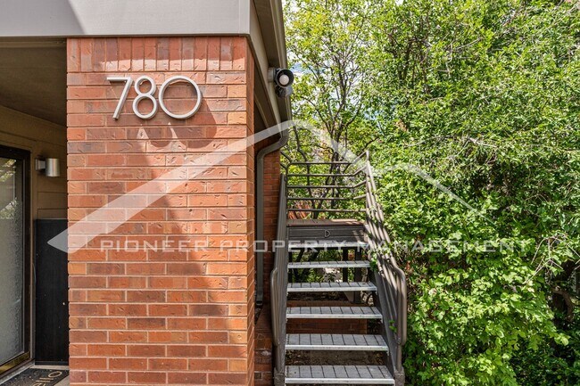 Building Photo - Charming condo with Central AC!