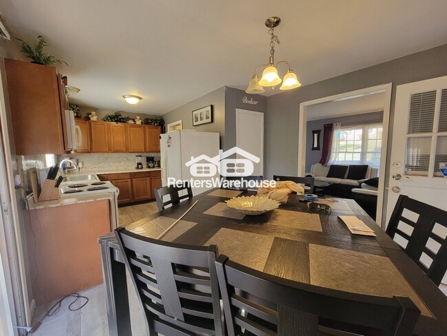 Building Photo - 3566 Highwood Dr SW