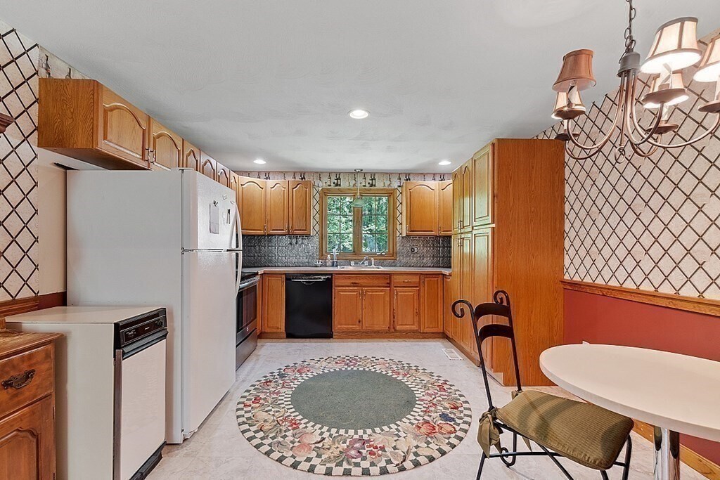 Foto del edificio - 36 Groton Rd