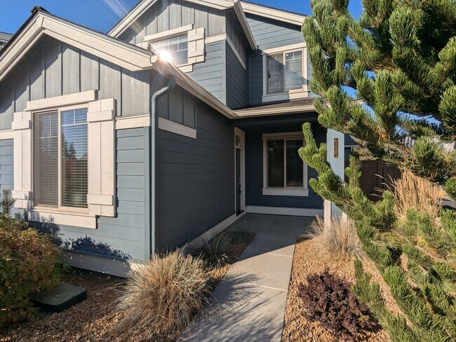 Foto del edificio - Newer 3 bedroom plus Den and Amenities in The Bridges