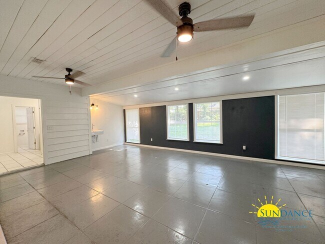 Building Photo - Expansive 3 bedroom 3 bath floor plan loca...
