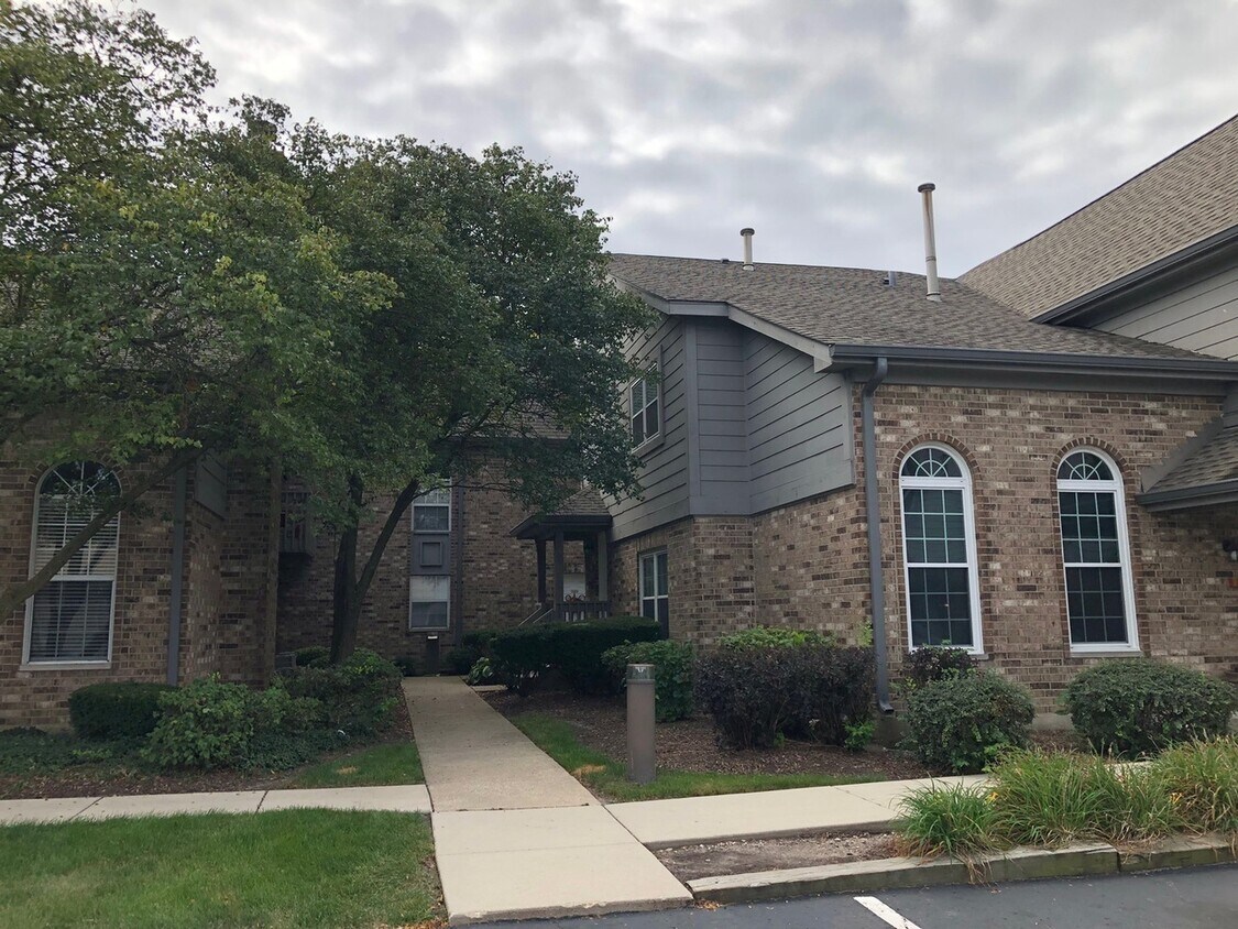 11 Foxcroft Rd Unit 107, Naperville, IL 60565 Condo for Rent in
