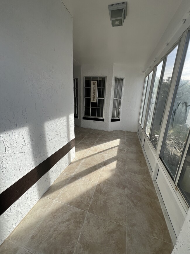 Foto del edificio - 667 Lake Dexter Cir