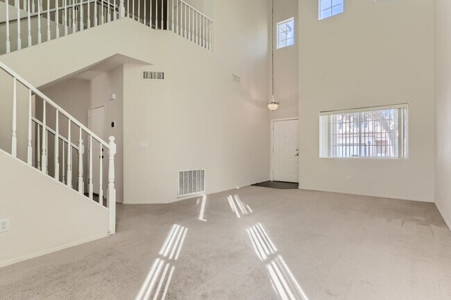 Foto del edificio - Breathtaking Home in Gated community in th...