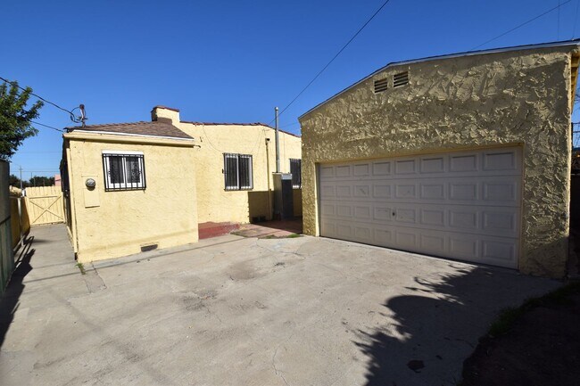 Building Photo - 554 W 103rd St