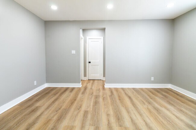 Foto del edificio - 5548 Woodland Ave