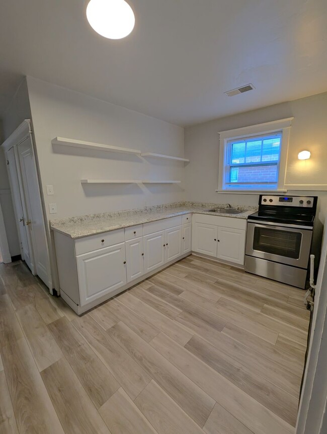 Foto del edificio - 4980-4982 Oleatha Avenue