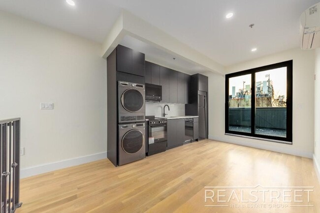 Building Photo - Stunning Brand new PH 1 Bed with Private Roof Deck!