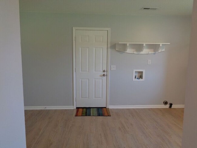 Building Photo - 2BD/1BA Renovated Unit In Ponderosa Village