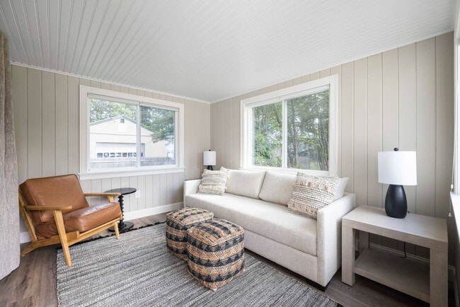 Building Photo - 30 Log Cabin Rd