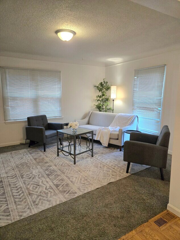 Foto principal - 3913 Thomas Ave N