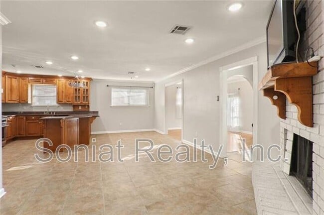 Building Photo - 4421 Lakewood Dr