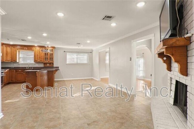 Foto del edificio - 4421 Lakewood Dr