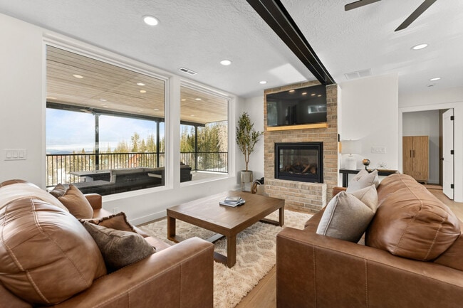 Building Photo - 220 Circle Dr