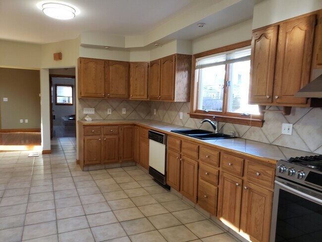 Kitchen - 43 Granville Ave