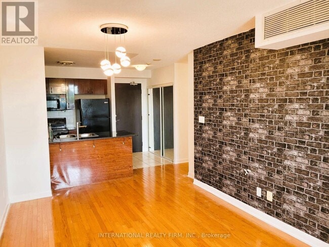 Building Photo - 5793 Yonge St