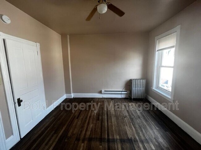 Building Photo - 611 Pear St