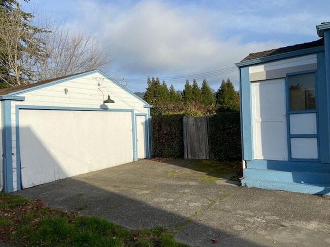 Foto del edificio - Nice updates in this 2 / 1 house with 2 ca...