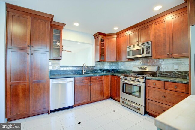 Building Photo - 1249 Quaker Hill Dr