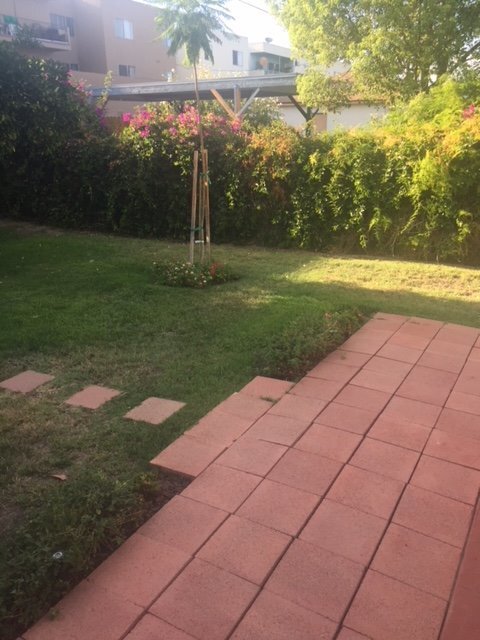 Building Photo - Spacious 3BR/2BA Tarzana Home with Lush Yard & Sunny Patio