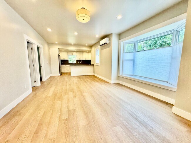 Foto del edificio - Half-off first month's rent!!!! Seward Park fully renovated 4 bedroom, 3 bath home. Must SEE!