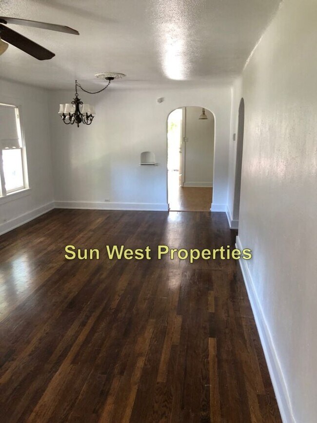 Building Photo - 4 Bed, 2 Bath close to Downtown