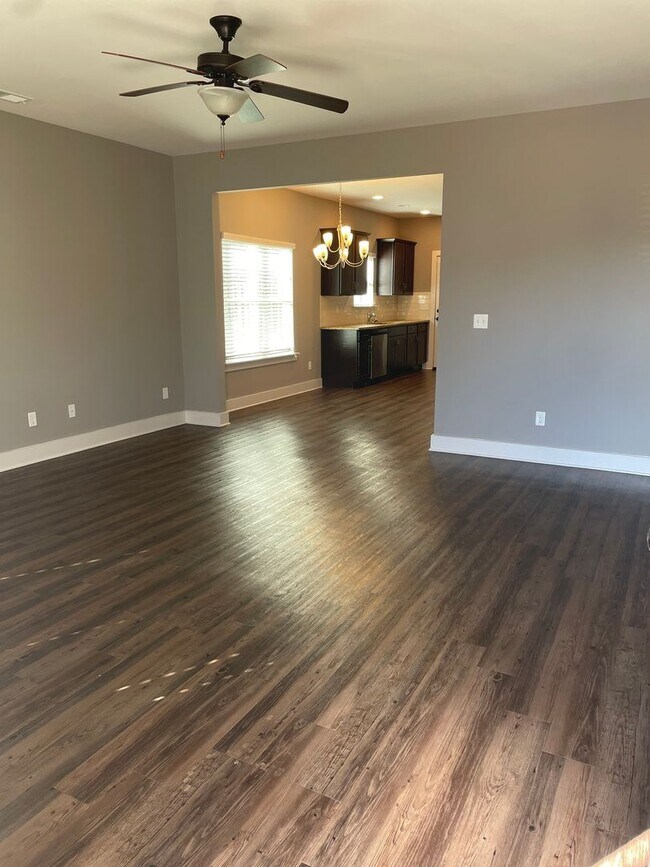 Building Photo - Private Fenced Backyard in Beautiful Community!