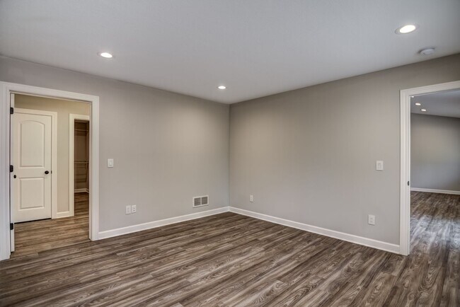 Building Photo - 3 Bedroom Town Home