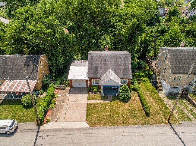 Building Photo - AVAILABLE NOW!! GORGEOUS 2 BED / 2 BATH HO...