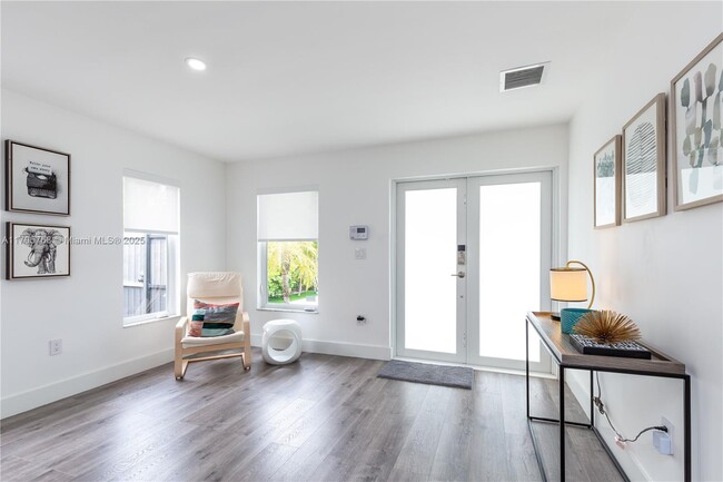 Foto del edificio - 136 NE 50th St