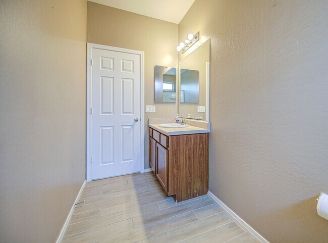 Foto del edificio - 6826 W Charter Oak Rd