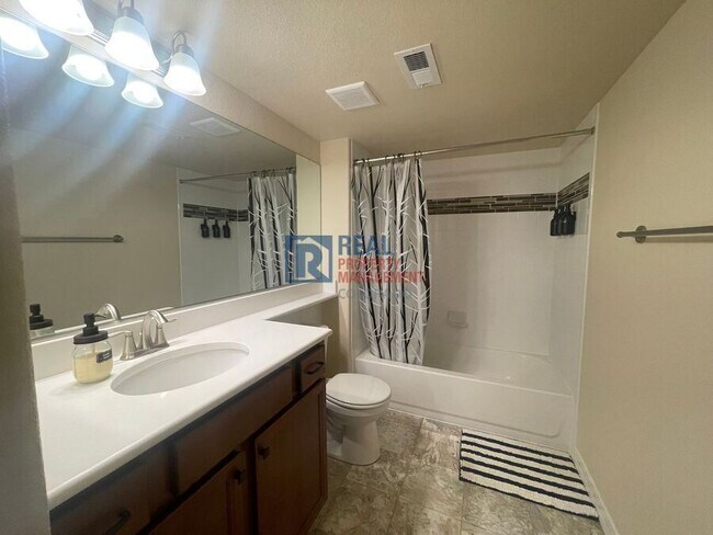Foto del edificio - 10470 Mount Emerald Dr