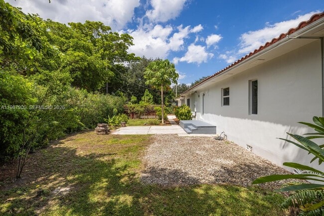 Building Photo - 801 NE 118th St