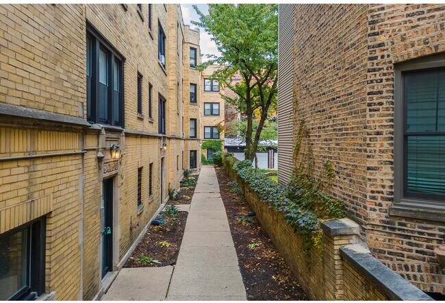 Foto del edificio - 648.5 W Roscoe St
