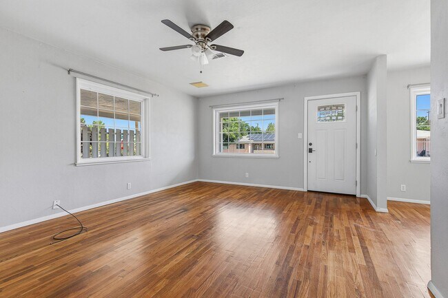 Foto del edificio - 3 Bedroom 2 Bath Conveniently Located House!
