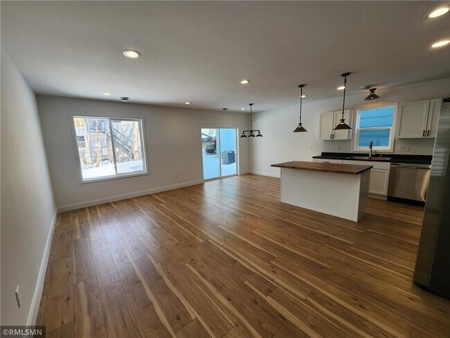 Foto del edificio - 703 Surrey Ave E