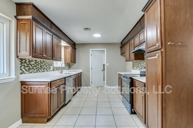 Building Photo - 1332 E Brooks St