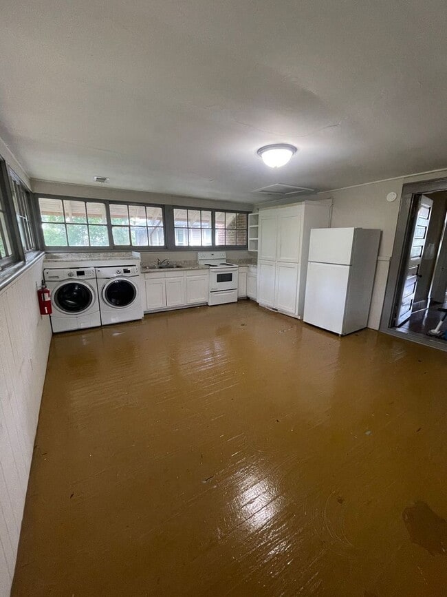 Foto del edificio - 2712 Preston St. Unit 1/2- UPSTAIRS/PRE-LE...