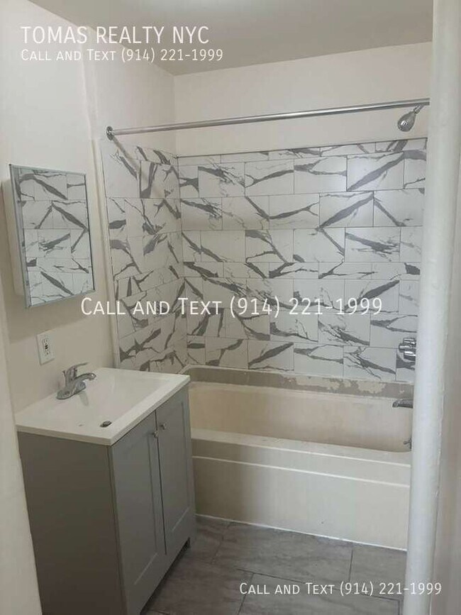 Building Photo - 506 S Broadway-4A