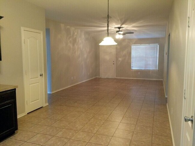 Building Photo - *Available Now* 3 Bed 2 Bath Duplex in Lin...
